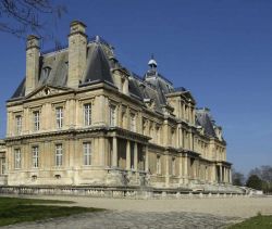 Vista laterale del Chateau Maisons-Laffitte in Francia - © Pack-Shot / Shutterstock.com