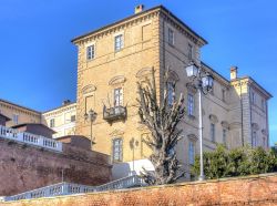 Vista laterale del grande Castello di Govone in Piemonte - © Steve Sidepiece / Shutterstock.com 