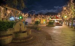 Vista notturna del centro di Arcidosso con le luminarie natalizie