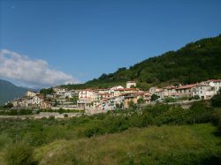 Vista panoramica del villaggio di Pornassio in Liguria, provincia di Imperia - © Davide Papalini, CC BY 2.5, Wikipedia