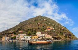 Vista panoramica dell'isola di Alicudi, Sicilia - La più occidentale fra quelle dell'arcipelago delle Eolie, Alicudi ha una pianta a forma circolare con coste ripide e aspre: ...