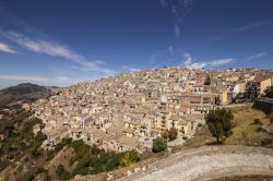 Vista paoramica del borgo di Prizzi in Sicilia. Situata a 971 metri di altitudine, questa località è una delle più alte della Sicilia.
