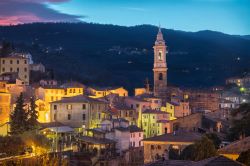 Vista serale delle case del centro storico di Dolcedo, borgo della riviera di ponente in Liguria
