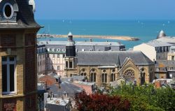 Vista sui tetti di Trouville-sur-Mer (Francia) e, sullo sfondo, il mare del Canale della Manica.
