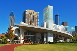 Il World of Coca-Cola Museum di Atlanta, Georgia, USA. Questo spazio museale accoglie ogni anno un milione di visitatori provenienti da tutto il mondo - © nito / Shutterstock.com