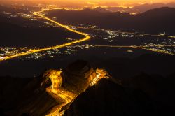 Zig zag della strada che attraversa la cittadina di Ta'if fotografata di notte, Arabia Saudita.



