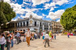 Lo Zócalo (altrimenti detta Plaza de la Constitución) è la piazza principale di Oaxaca de Juárez, capitale dello stato di Oaxaca, nel sud del Messico - © Anton_Ivanov ...