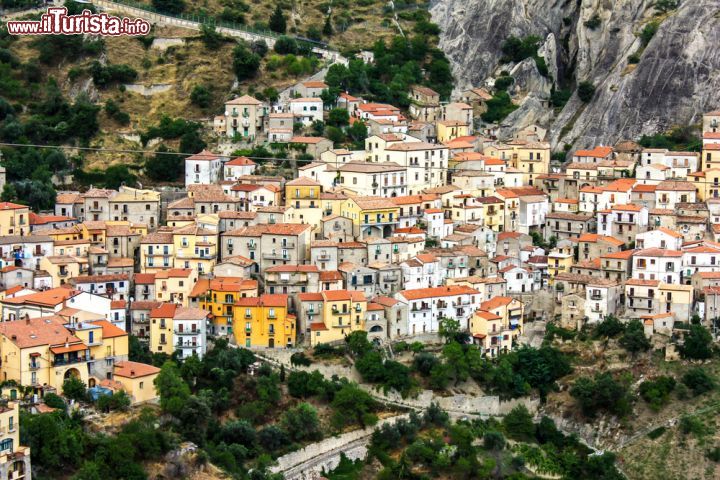 Immagine Pietramezzana è una delle due cittadine dei film "Un paese perfetto" :  in realtà sono i due borghi lucani di Castelmezzano (foto) e Pietrapertosa, due dei villaggi montani della Basilicata, nel cuore delle cosiddette Dolomiti Lucane. Le riprese effettuate nei due luoghi hanno creato un unico "borgo virtuale" con il suo nome una perfetta sintesi delle due distinte realtà - © domeniconardozza / Shutterstock.com