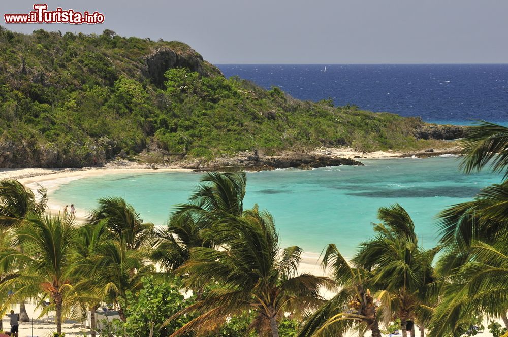 Immagine Playa Esmeralda a Holguin, Cuba. Una veduta panoramica dall'alto di questa bella spiaggia dalla sabbia fine. Siamo nella parte montuosa a est dell'isola.