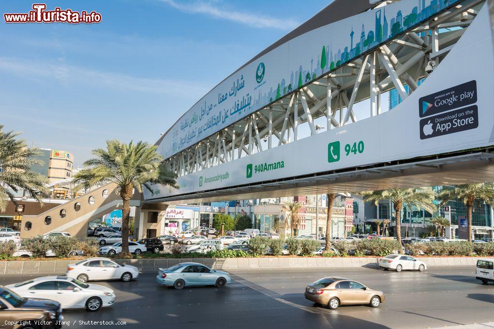 Immagine Ponte pedonale nel centro cittadino di Riyadh (Arabia Saudita) con attività commerciali - © Victor Jiang / Shutterstock.com