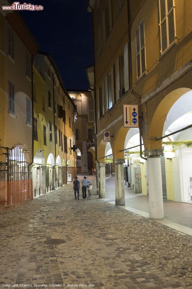 Immagine Portico nel centro di Cesena fotografato di notte - © Claudio Giovanni Colombo / Shutterstock.com