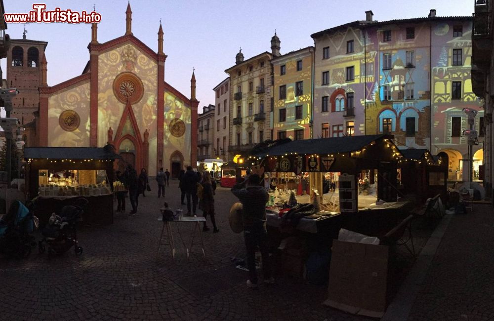 Immagine Proiezioni  e mercatino natalizio in Piazza San Donato a Pinerolo