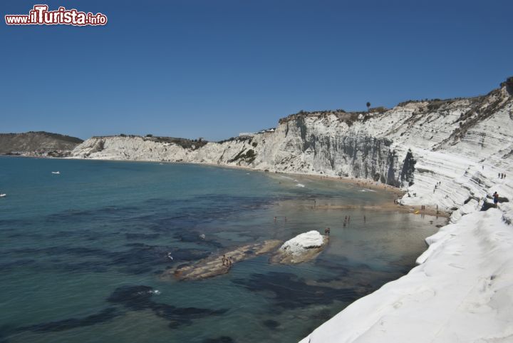 Immagine Le rocce bianche e stratificate che caratterizzano il mare di Realmonte, sulla costa meridionale della Sicilia- © Gandolfo Cannatella / Shutterstock.com