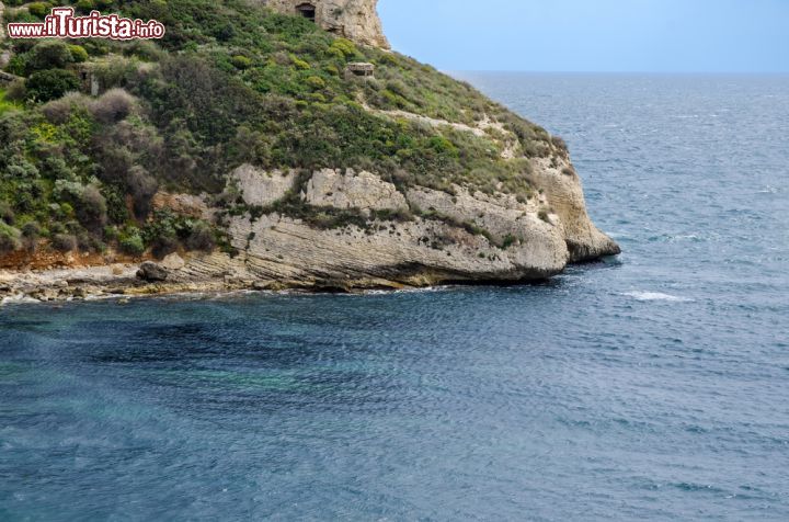 Immagine Le rocce di cala Fighera nei dintorni di Cagliari - © marmo81 / Shutterstock.com
