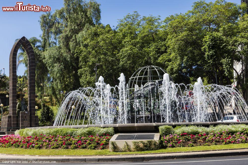 Immagine La Rotunda do Infante proprio di fronte alla statua dell'Infante Dom Henrique a Funchal, Madeira - foto © Karis48 / Shutterstock.com