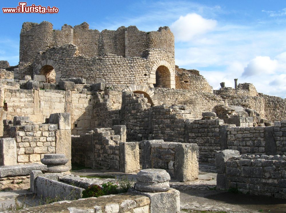 Immagine Rovine di antichi edifici a Dougga, Tunisia. E' patrimonio dell'umanità dal 1997.