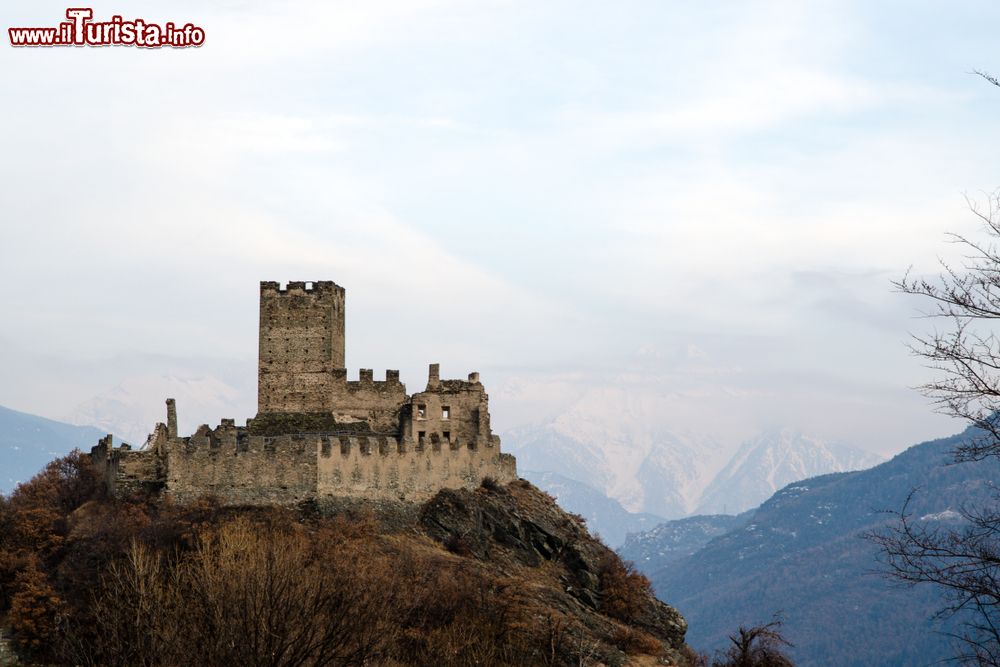 Immagine Saint Denis, Valle d'Aosta: il castello della frazione di Cly