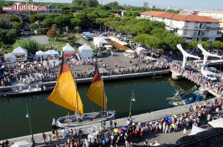 Immagine Sapore di Sale, la festa della rimessa del Sale a Cervia, Emilia Romagna. Una veduta di questa annuale manifestazione gastronomica e culturale che ha come protagonista il sale di Cervia, l'oro bianco da sempre associato alla vita e all'identità della città in provincia di Ravenna.