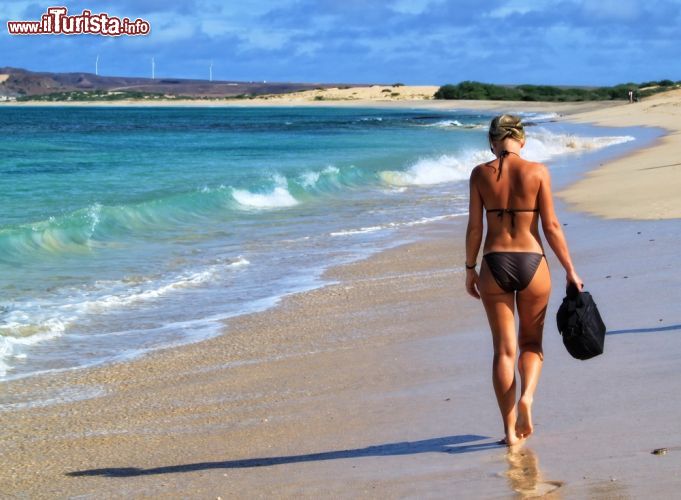 Immagine Passeggiata su una spiaggia di Capo Verde - © Pal Teravagimov / Shutterstock.com
