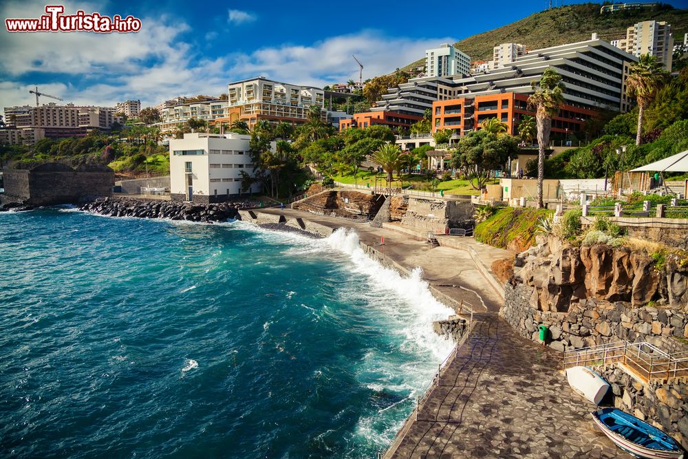 Immagine Una spiaggetta cittadina a Funchal, capoluogo di Madeira (Portogallo).