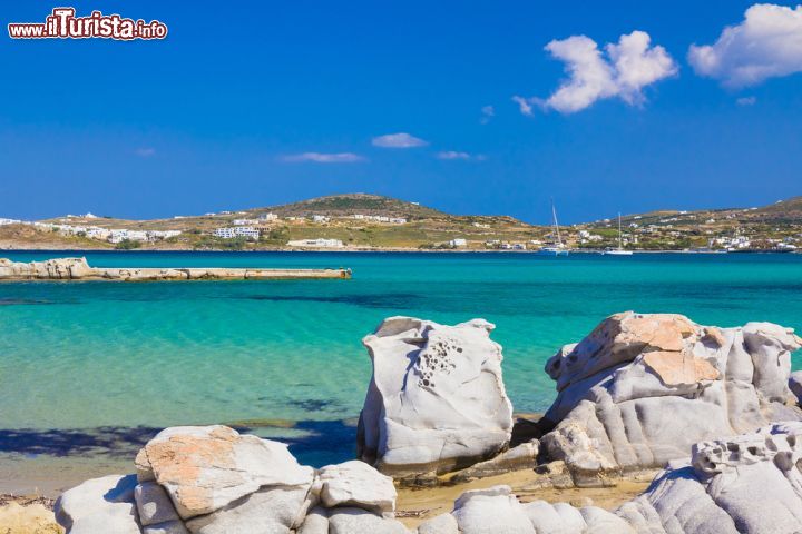 Immagine L'arenile di Kolymbithres racchiuso tra le formazioni rocciose a Paros. Qui i fondali sono poco profondi, con acque trasparenti e adatte per famiglie con bambini - © Josef Skacel / Shutterstock.com