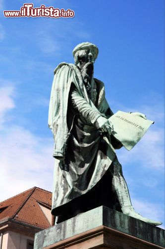 Immagine Statua di Johannes Gutenberg a Strasburgo, Francia - A ques'orafo, inventore e tipografo tedesco la città di Strasburgo ha dedicato una bella statua commemorativa per ricordarne soprattutto l'invenzione della stampa a caratteri mobili a cui si deve l'inizio della tecnica moderna © Katarzyna Mazurowska/ Shutterstock.com