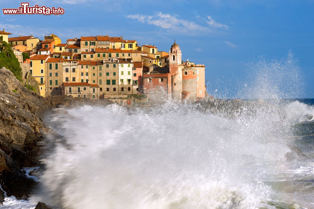 Immagine Una mareggiata sulla marina di Tellaro, La Spezia, Italia. Situato al confine con il territorio di Ameglia, Tellaro è caratterizzato da un litorale dall'aria selvaggia.