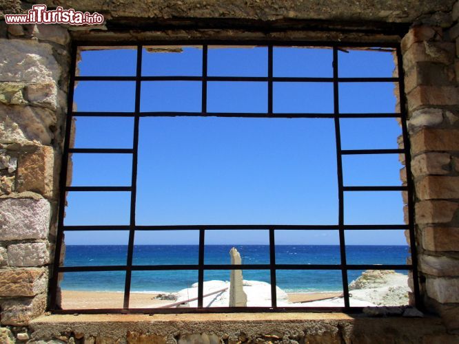 Immagine La spiaggia di Thiorichia, Milos: gli abitanti locali la conoscono con questo nome, ma per i turisti è più comunemente nota come Sulphur Mine, per via della presenza dell'antica miniera dove si estraeva lo zolfo.