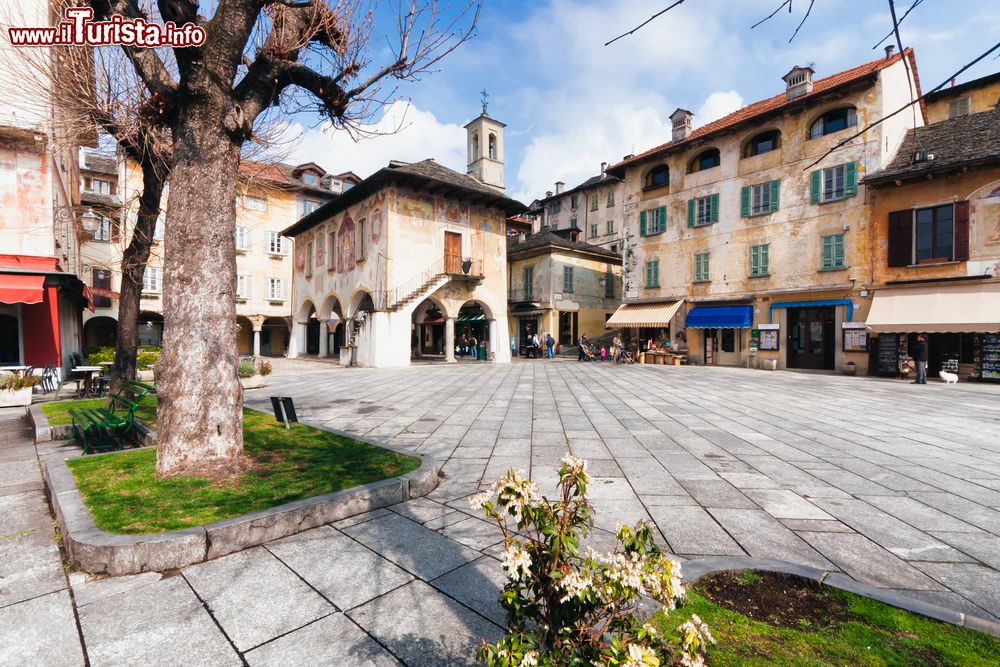 Immagine Una tipica veduta di Orta San Giulio, Piemonte, Italia. Viuzze strette e tortuose rendono caratteristico questo antico borgo in provincia di Novara.