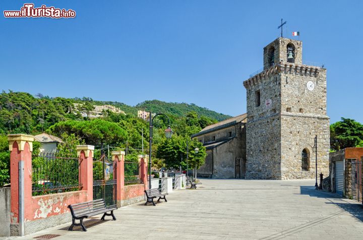 Immagine La Torre di Guardia carolingia a Framura, si trova in frazione Costa, riviera di Levante (Liguria) - © Marco Saracco / Shutterstock.com