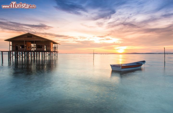 Immagine Tramonto fotografato dall'isola di Labuan, Malesia. Quest'isola è una delle mete preferite dagli abitanti dei vicino Brunei e dagli appassionati di immersioni - © 207335704 / Shutterstock.com