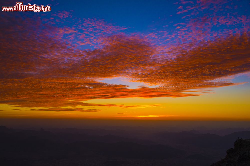 Immagine Tramonto a Ta'if, Arabia Saudita. Nuvole color cioccolata impreziosiscono il cielo azzurro di questo territorio della provincia saudita di Makkah.