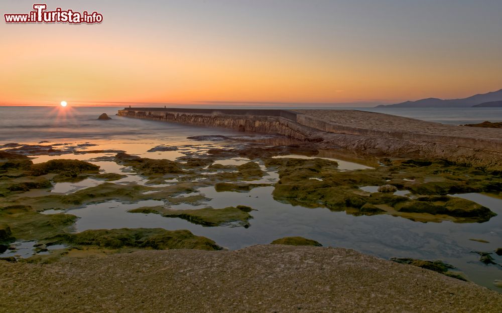 Immagine Tramonto sulla spiaggia delle saline a Palinuro nel Cilento, Campania