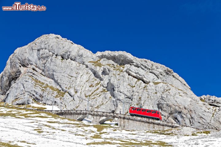 Immagine Il trenino a cremagliera che porta sul Monte Pilatus a Lucerna. il più ripido del mondo - © Martin Lehmann / Shutterstock.com