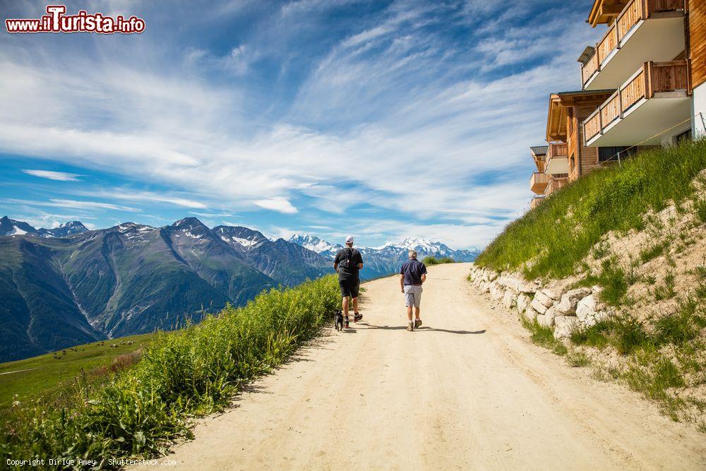 Immagine Turisti in visita al villaggio di Bettmeralp, nel Cantone Vallese, Svizzera. Siamo in un celebre luogo di turismo nei pressi del ghiacciaio dell'Aletsch dotato di molte strutture alberghiere - © Diriye Amey / Shutterstock.com