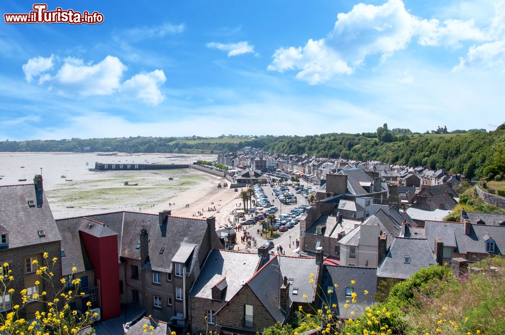 Immagine Un centro per la coltivazione delle ostriche a Cancale, Francia. Due volte al giorno la baia ospita una delle maree più forti d'Europa. Il litorale che si trasforma diventa un vero e proprio paradiso per i pescatori che raccolgono i molluschi.