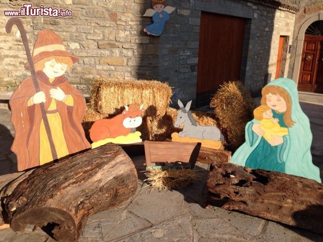 Immagine Un presepe in strada a Portico di Romagna, alta valle del fiume Montone - © Pro loco di Portico di Romagna