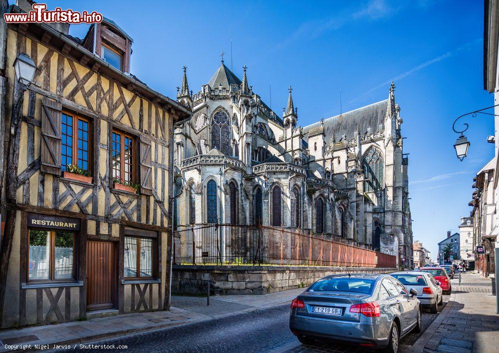 Immagine Un ristorante in un palazzo a graticcio a Troyes, Francia. Sullo sfondo, la cattedrale cittadina - © Nigel Jarvis / Shutterstock.com