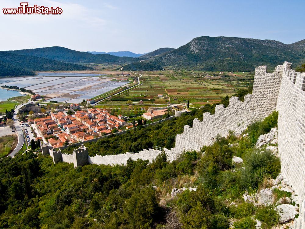 Immagine Un tratto delle mura fortificate di Ston, Croazia. Situata nei pressi della città di Dubrovnik, questa località ospita la più lunga muraglia del continente europeo dopo i valli romani in Britannia.