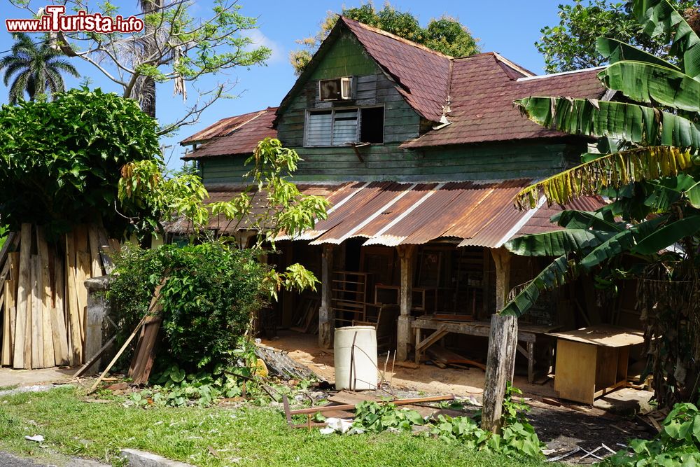 Immagine Una casa costruita in legno nell'abitato di Port Antonio, Giamaica.