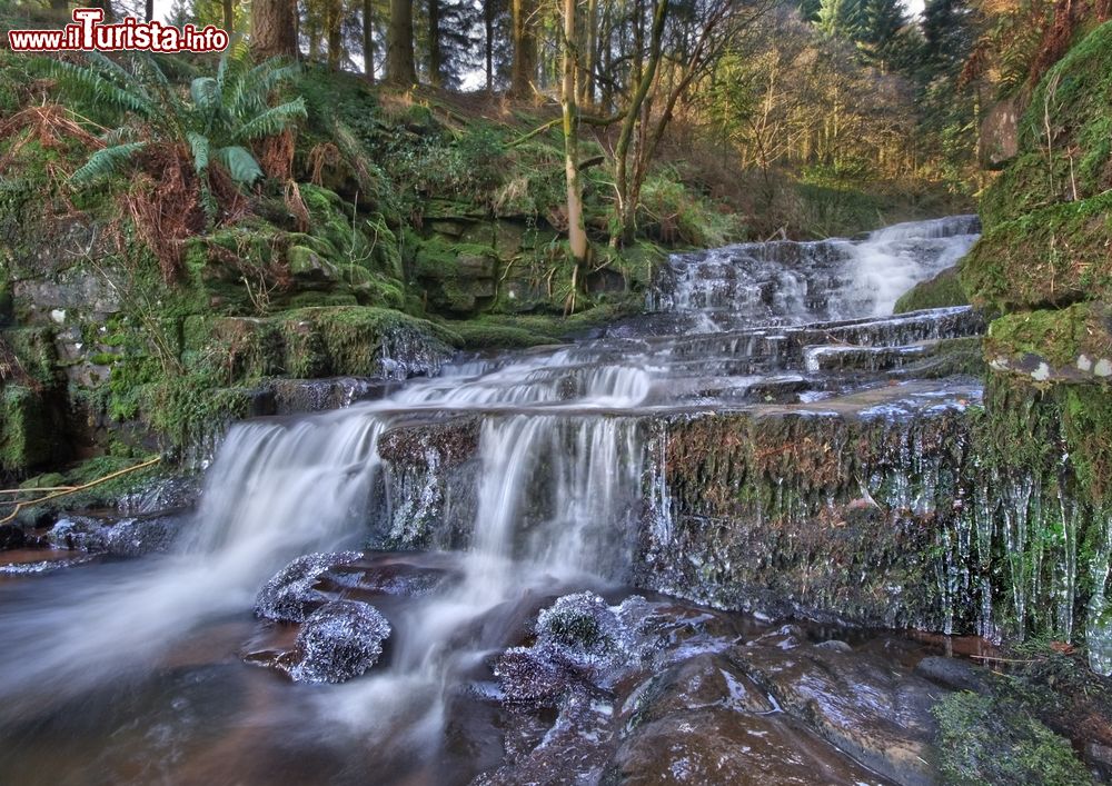 Immagine Una cascata a Talybont Reservoir vicino a Abergavenny, Galles, UK.