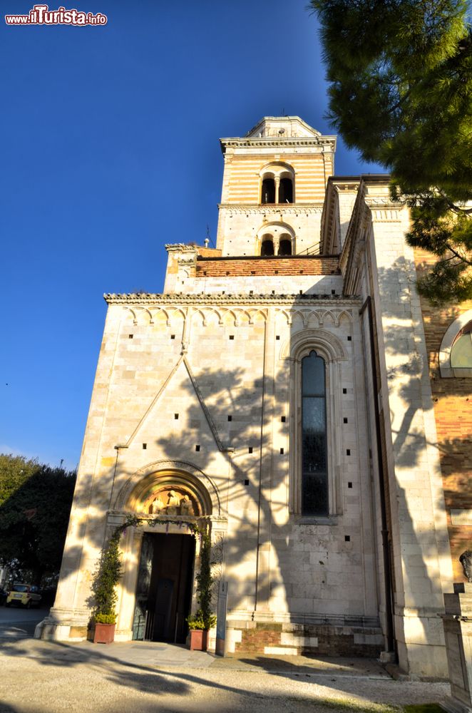 Immagine Una chiesetta del centro di Fermo sulla collina del Sabulo (Marche) nel tardo pomeriggio.