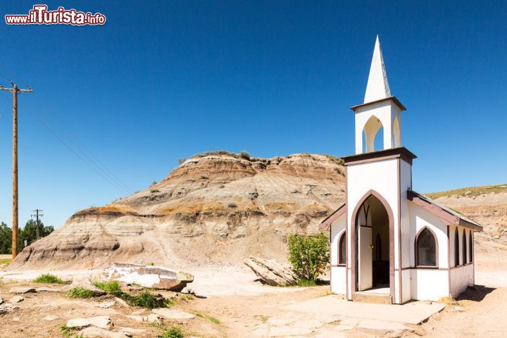 Immagine Una piccola chiesa a Drumheller in Canada - © r.classen / Shutterstock.com