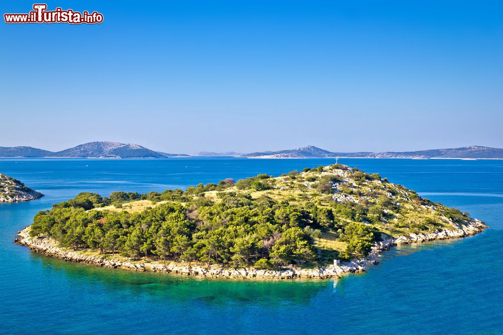 Immagine Una piccola isola verdeggiante dell'arcipelago della Croazia: siamo nel parco nazionale delle isole Kornati.