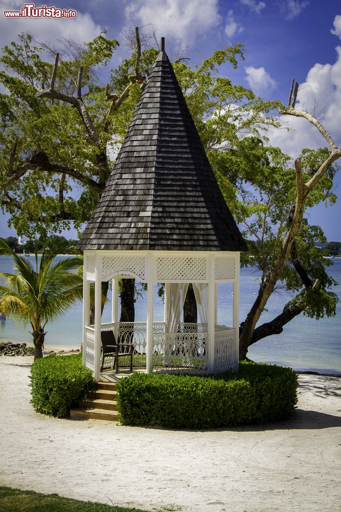 Immagine Una romantica pagoda per matrimoni sulla spiaggia di Negril, Giamaica. Per chi desidera sposarsi con i piedi nella sabbia e a due passi dall'oceano questa località della Giamaica è una delle più suggestive.