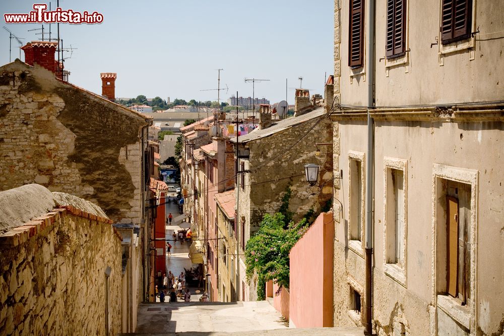 Immagine Una stradina della città di Pola, Croazia, vista dall'alto. Questa località è un bel connubio fra antichità e modernità ed è un'attrazione turistica a livello internazionale oltre che centro culturale e economico.