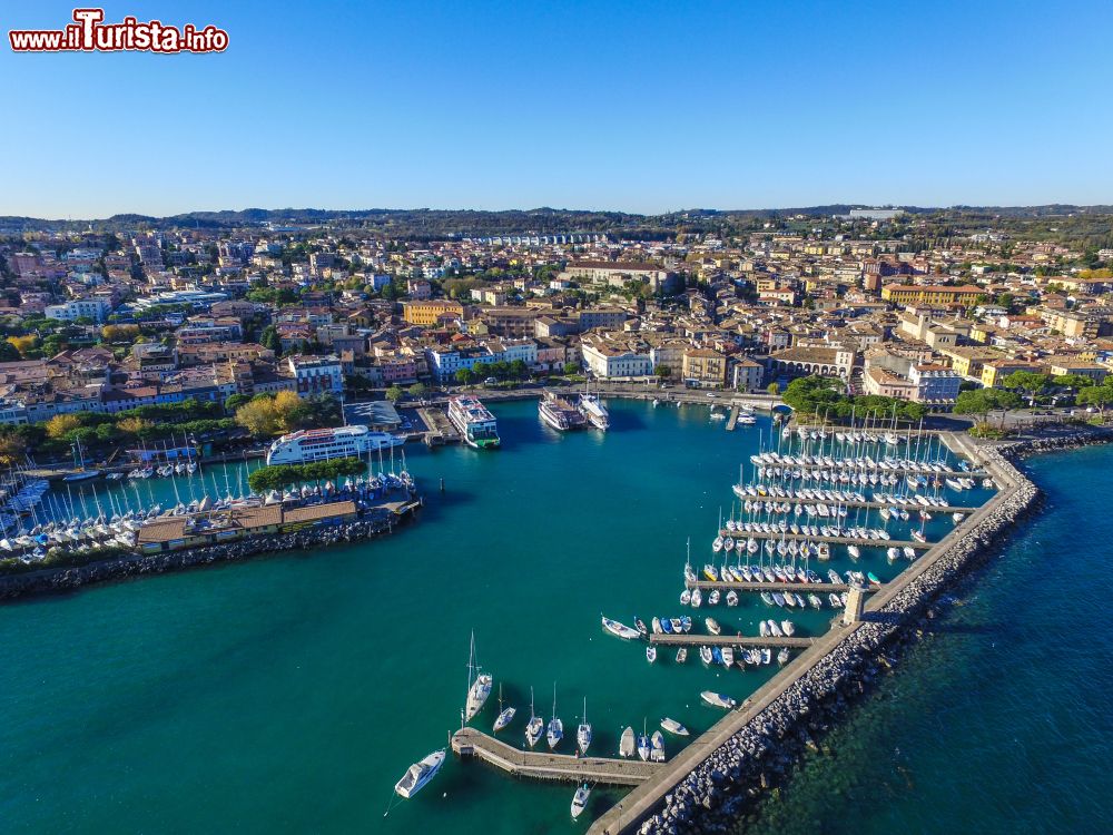 Desenzano del Garda: tra il suo castello e la spiaggia ...