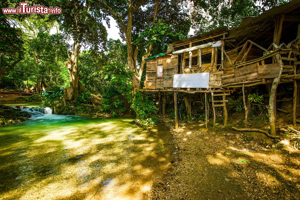 Immagine Una vecchia casa tradizionale a Port Antonio, Giamaica. Nelle zone della marina la città conserva l'impronta di stile coloniale mentre l'abitato è tipicamente caraibico.