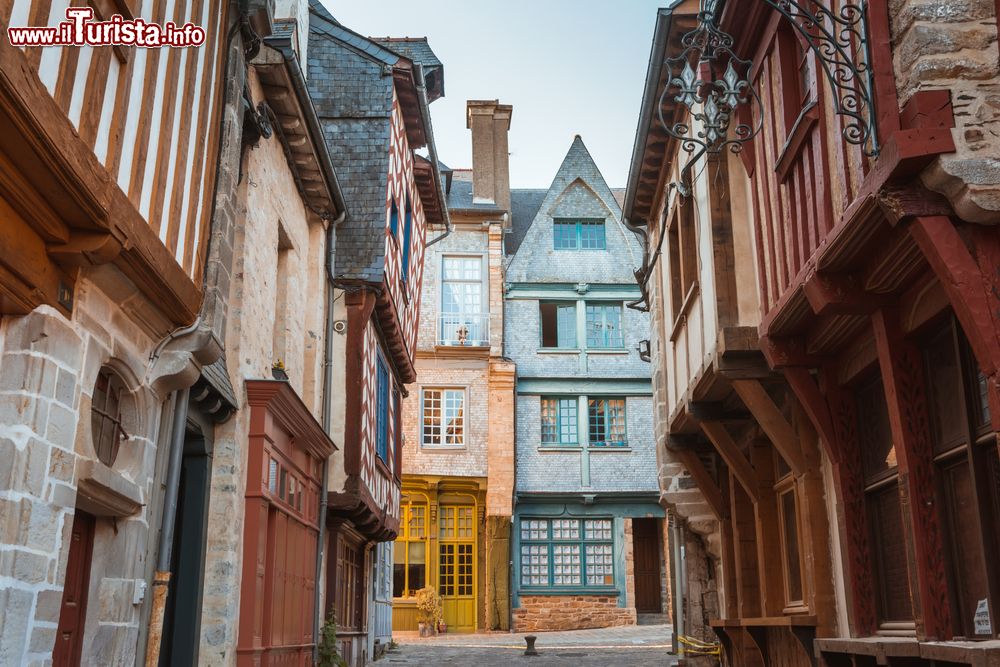 Immagine Una via pittoresca del centro cittadino medievale di Vitré in Francia