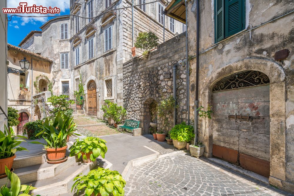 Immagine Una via tipica del centro storico di Fiuggi, Lazio.